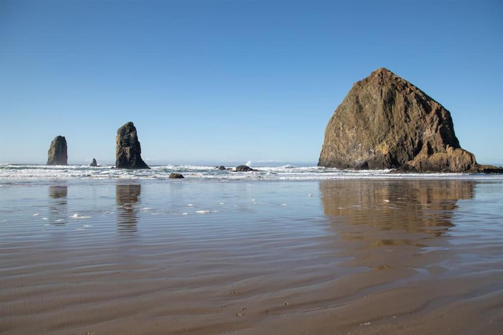 Cannon Beach Vibes, Steps To The Beach,Wifi,3 Full Bedroom En Suites With 3 Fireplaces,Near Downtown المظهر الخارجي الصورة